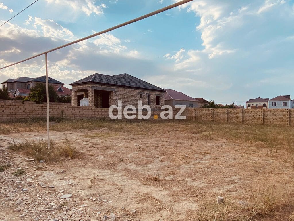 Fatmayide Rahat marektin arxasinda yerlesir.yola yaxindi.sened tikinti — Bakı