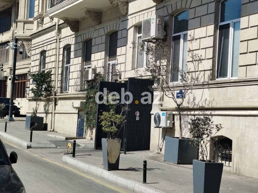 Rəsul Rza küçəsi 24, Şəhrin mərkəzi – Qış Parkı və Torqovı arasında — Bakı
