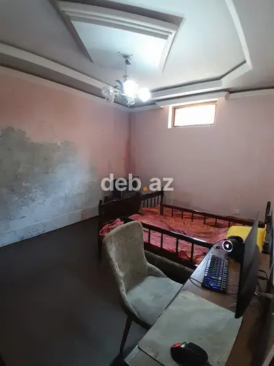 Ev Xirdalanda tam merkezde yerlesir,2 ve 9 sayli mektebin tam — kiçik şəkil 3