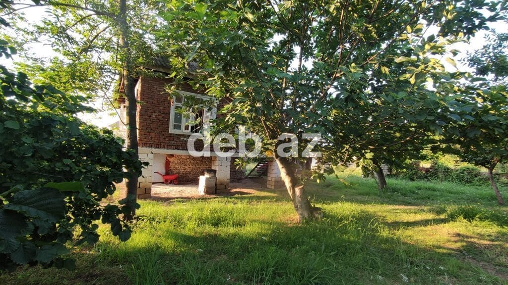 Bağ evi və geniş həyətyanı sahə - Kərpic və çınqıl daşdan tikili — şəkil 1