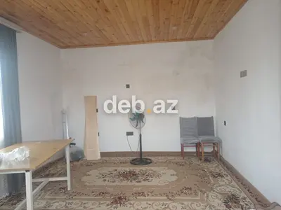 Həyət evi geniş hasarlanmış ərazi ilə təqdim olunur. Giriş hissəsində — kiçik şəkil 8