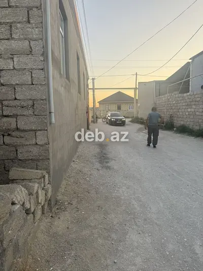 Ev çilegerde yerleşir. Hal hazırda yaşayış var. 131 nömreli marşurut — kiçik şəkil 2