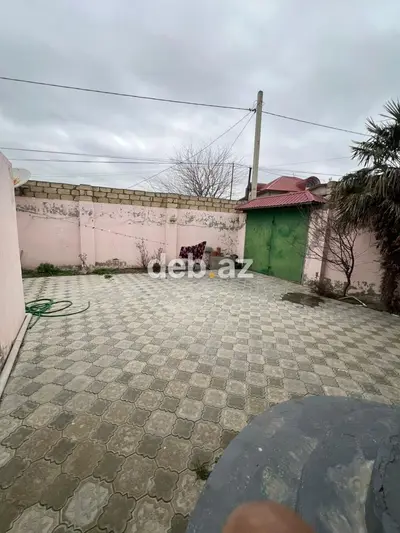 Satış üçün həyət evi. Şəkillərdən göründüyü kimi ev hasarlanmış həyətə — kiçik şəkil 5