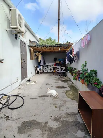 Hovlulu həyət evi - Dəmir darvazalı giriş, hündür hasarlı həyət — kiçik şəkil 2