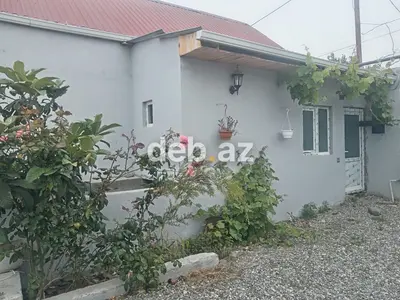 Həyət evi geniş hasarlanmış ərazi ilə təqdim olunur. Giriş hissəsində — kiçik şəkil 14