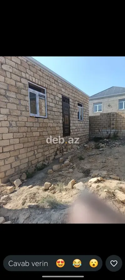 Satılır: Qobu tərəfdə daş hasarla əhatələnmiş həyətyanı sahədə tikili — kiçik şəkil 1