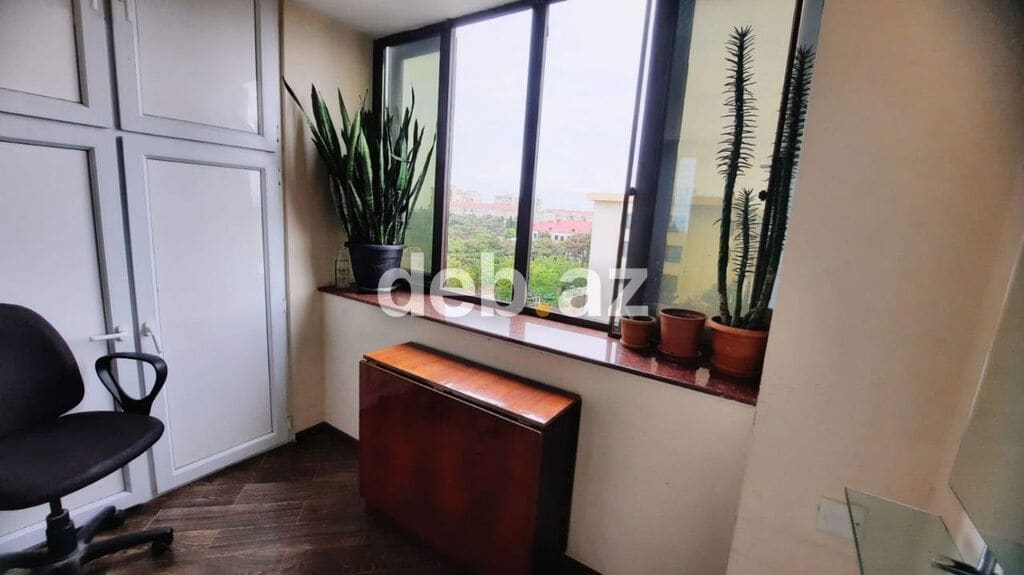 Zağulbada ( 234 №-li məktəb və parkın yanı) daş binada 3 otaqlı təmirli, sənədli mənzil satılır — Ev Sahibindən! — Bakı