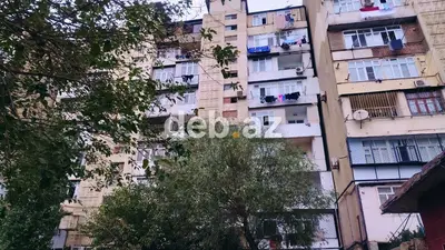 Yeni Günəşli qəsəbəsi D massivində 2 otaqlı leninqrad layihəli mənzil — kiçik şəkil 1