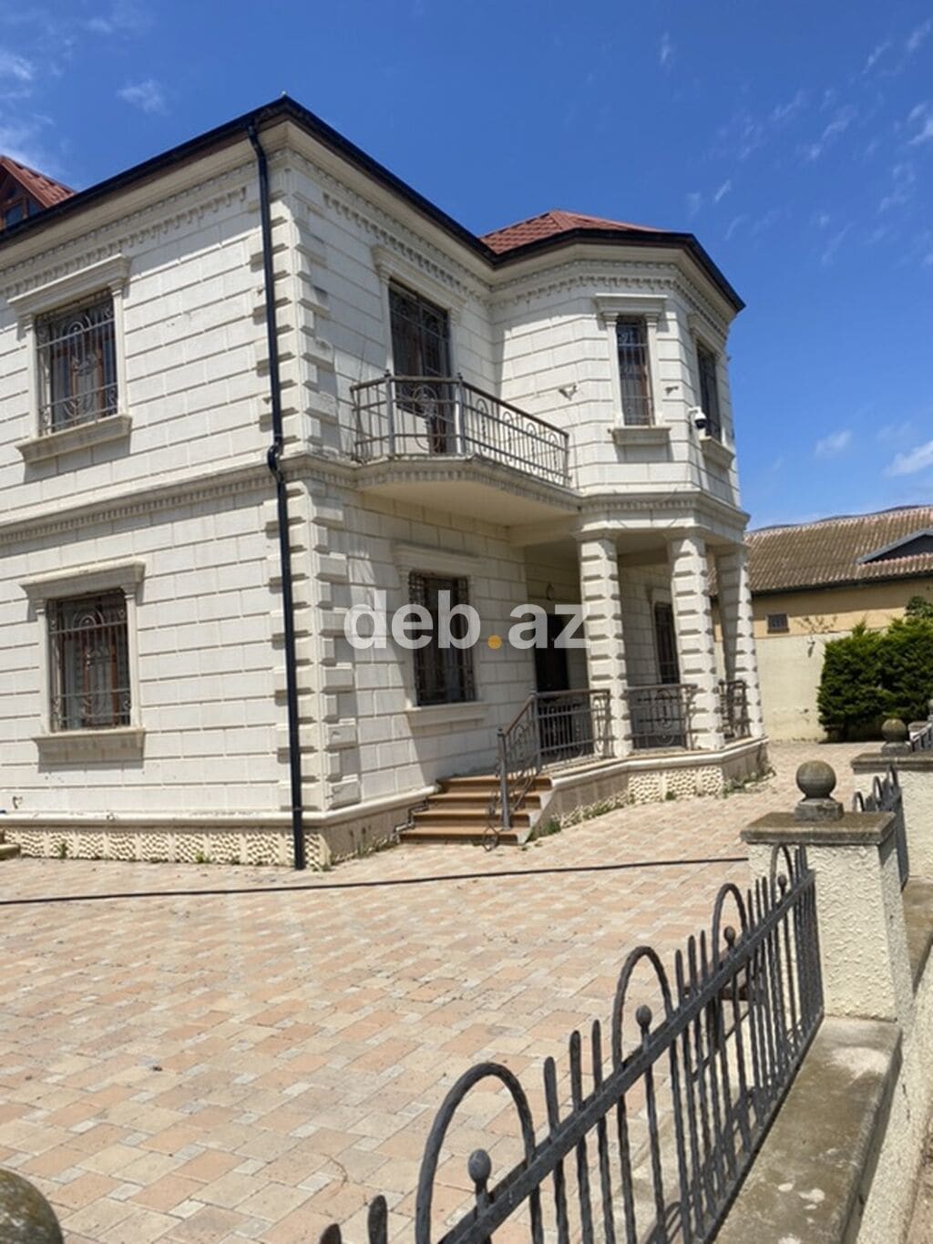 Pirşağı Qızıl Qumda! Klassik üslublu 2 mərtəbəli, 7 otaqlı (300 m²) LÜKS VİLLA / HƏYƏT EVİ satılır — Baseyn, sauna, yay mətbəxi v qarajla! — Abşeron