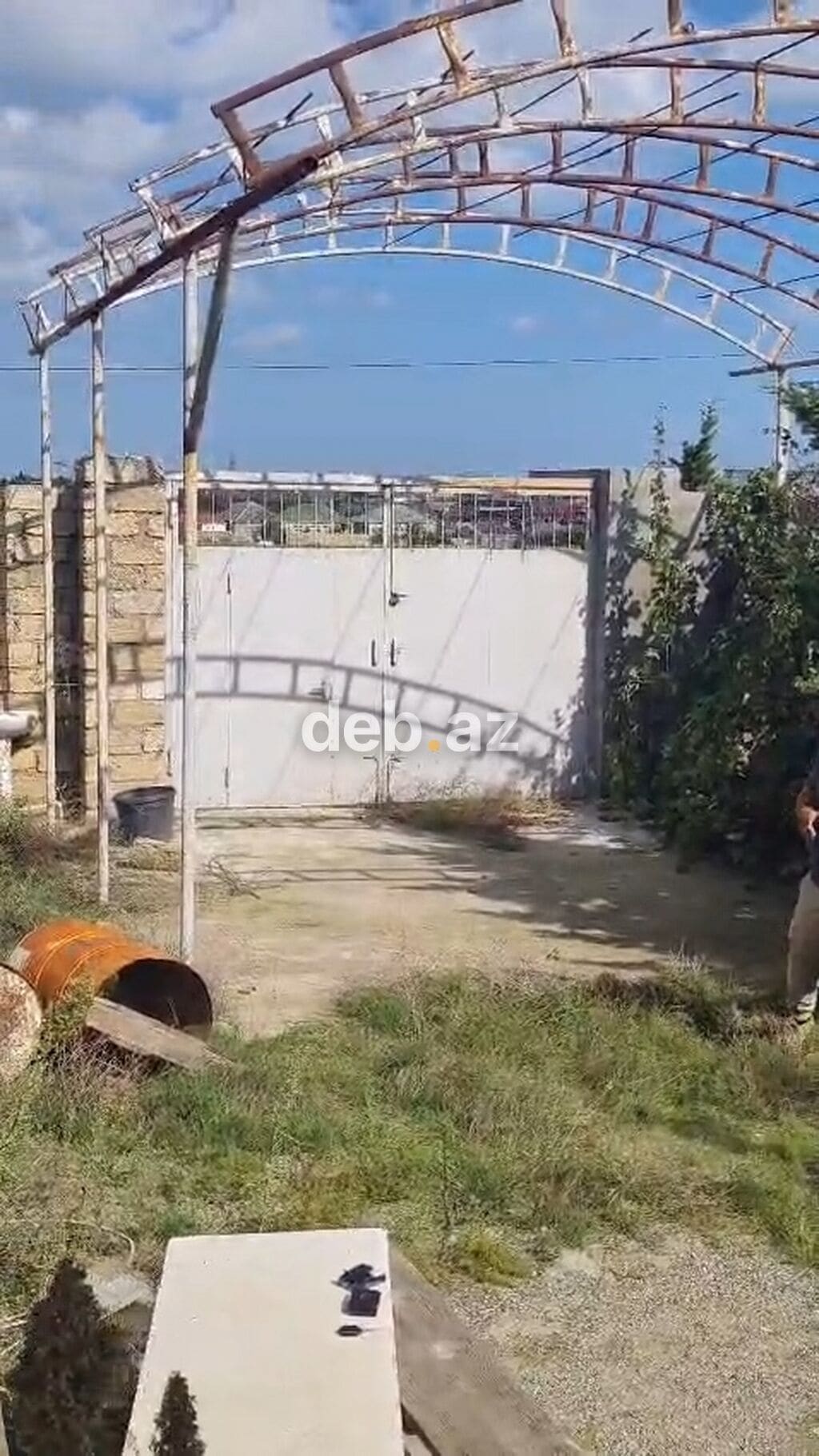 Satılır: Həyət evi və torpaq sahəsi - 4 tərəfi hasarlı, darvazalı — şəkil 1