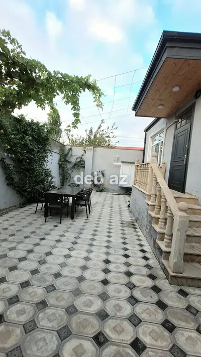 3 otaqlı həyət evi - Geniş, tam daş döşənmiş həyət: küncdə — kiçik şəkil 1
