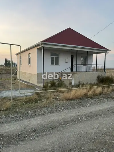 Satılır: Həyət evi - Bir mərtəbəli, ağ fasadlı ev, qırmızı metal dam — kiçik şəkil 3