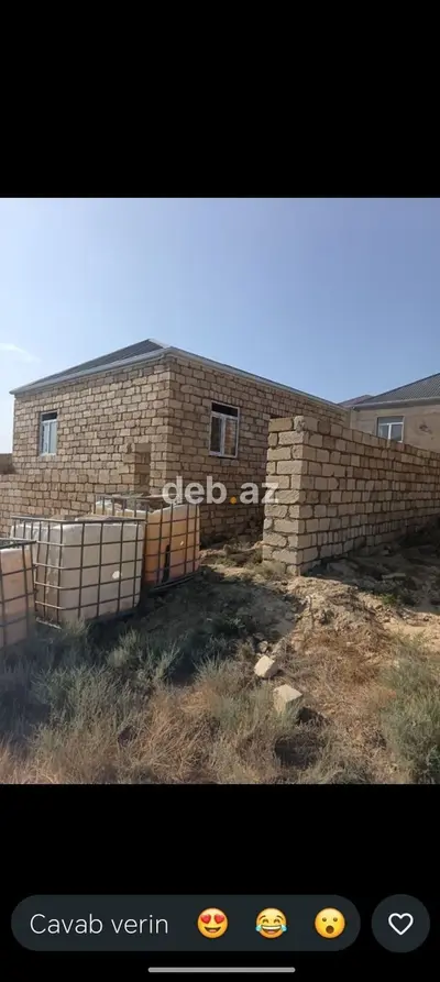 Satılır: Qobu tərəfdə daş hasarla əhatələnmiş həyətyanı sahədə tikili — kiçik şəkil 2
