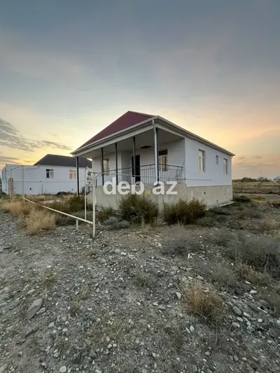 Satılır: Həyət evi - Bir mərtəbəli, ağ fasadlı ev, qırmızı metal dam — kiçik şəkil 1
