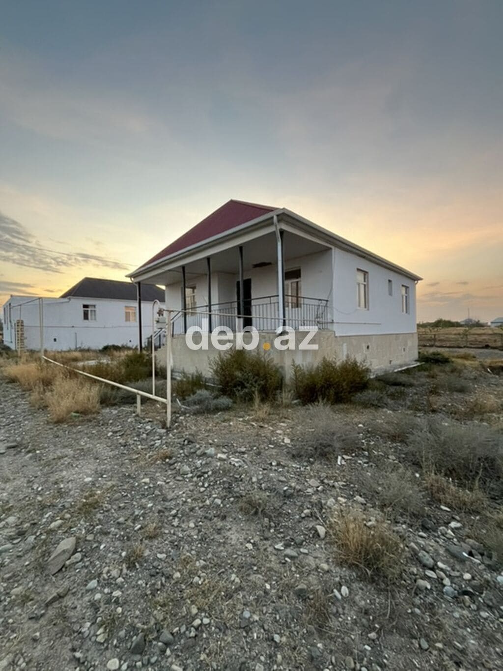 Satılır: Həyət evi - Bir mərtəbəli, ağ fasadlı ev, qırmızı metal dam — şəkil 1