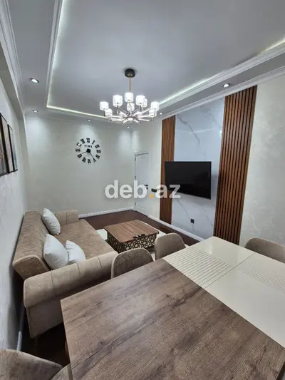Mənzilin təsviri - Şəhər panoramalı geniş balkon: gecə işıqlı park və — kiçik şəkil 3