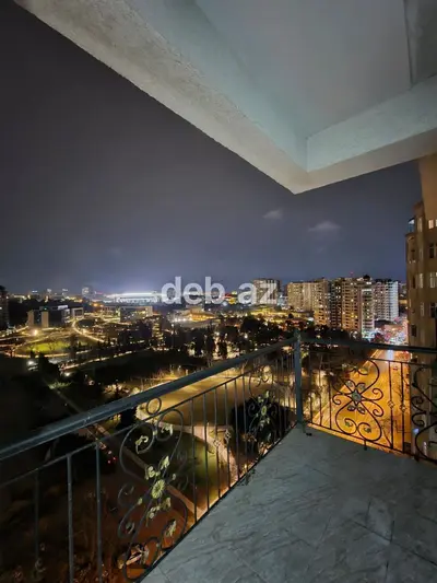 Mənzilin təsviri - Şəhər panoramalı geniş balkon: gecə işıqlı park və — kiçik şəkil 6