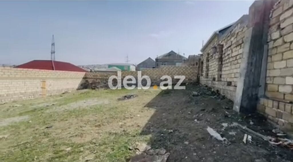 Qazaxda! Yaşayışlı məhəllədə, 3 tərəfi hörülmüş, tikintiyə hazır bünövrəli və komunikasiyalı torpaq sahəsi satılır! — Qazax