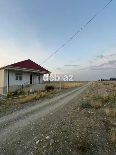 Satılır: Həyət evi - Bir mərtəbəli, ağ fasadlı ev, qırmızı metal dam — kiçik şəkil 2