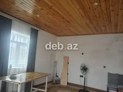 Həyət evi geniş hasarlanmış ərazi ilə təqdim olunur. Giriş hissəsində — kiçik şəkil 10