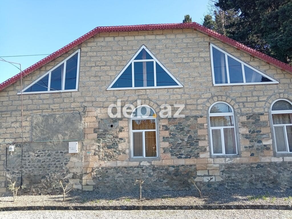 Daşdan tikili geniş həyətli yaşayış evi - Memarlıq: Təbii daş fasad — şəkil 1
