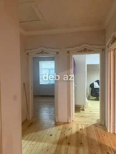 Ev çilegerde yerleşir. Hal hazırda yaşayış var. 131 nömreli marşurut — kiçik şəkil 11